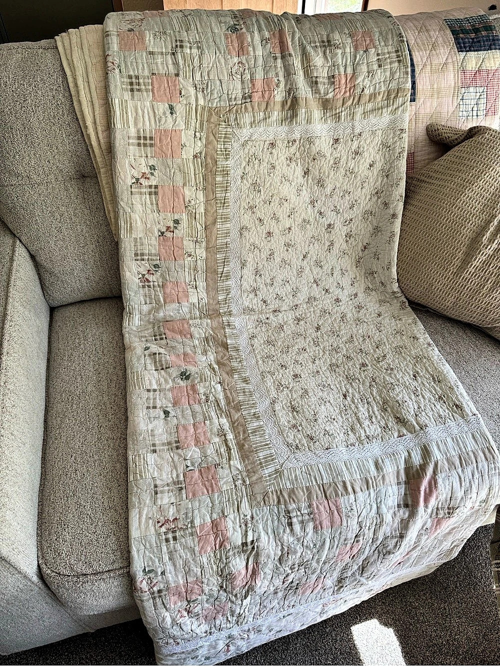 Vintage Floral Patchwork Quilt in Cream & Pink